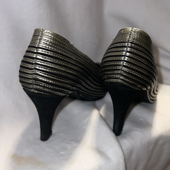 J.Renee Black/Gold Heels size 7M - Picture 5 of 8